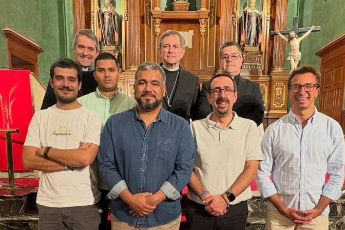 El Obispo de Bilbao, sacerdotes y los nuevos seminaristas diocesanos.