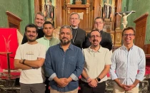 El Obispo de Bilbao, sacerdotes y los nuevos seminaristas diocesanos.