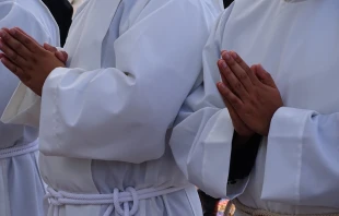 Seminaristas en actitud orante. Imagen referencial. Crédito: Cathopic