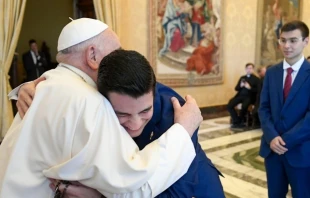 Tierno abrazo entre el Papa Francisco y uno de los seminaristas españoles Crédito: Vatican Media