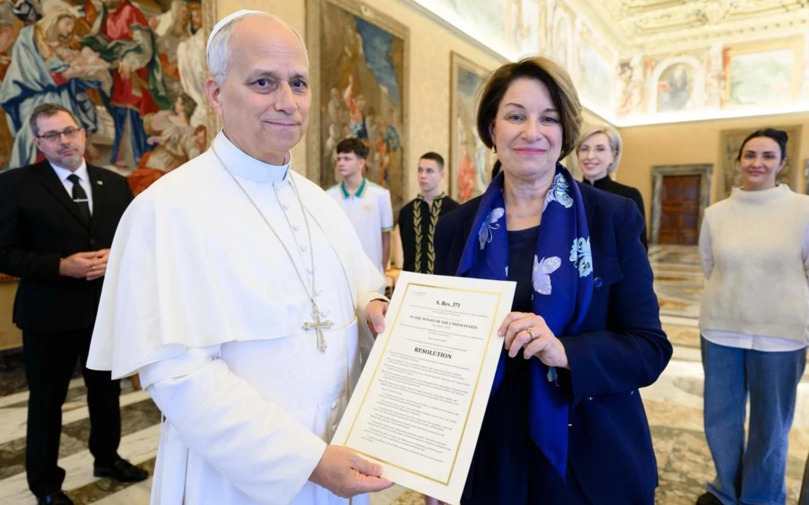 La senadora estadounidense Amy Klobuchar, demócrata por Minnesota, se reunió en el Vaticano con el Papa León XIV, junto con una delegación de madres, esposas y adolescentes ucranianos, el 21 de noviembre de 2025.?w=200&h=150