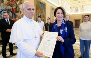 La senadora estadounidense Amy Klobuchar, demócrata por Minnesota, se reunió en el Vaticano con el Papa León XIV, junto con una delegación de madres, esposas y adolescentes ucranianos, el 21 de noviembre de 2025. Crédito: Vatican Media.