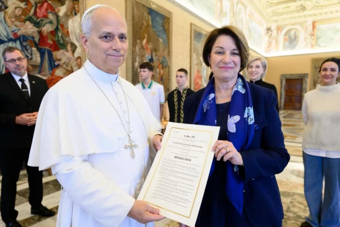 León XIV y senadora Amy Klobuchar