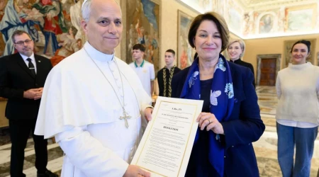 León XIV y senadora Amy Klobuchar