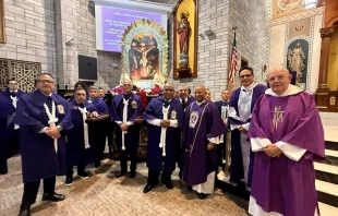 La Hermandad del Señor de los Milagros con la imagen en la iglesia Santa Juliana. Crédito: Pastoral Hispana de Palm Beach.