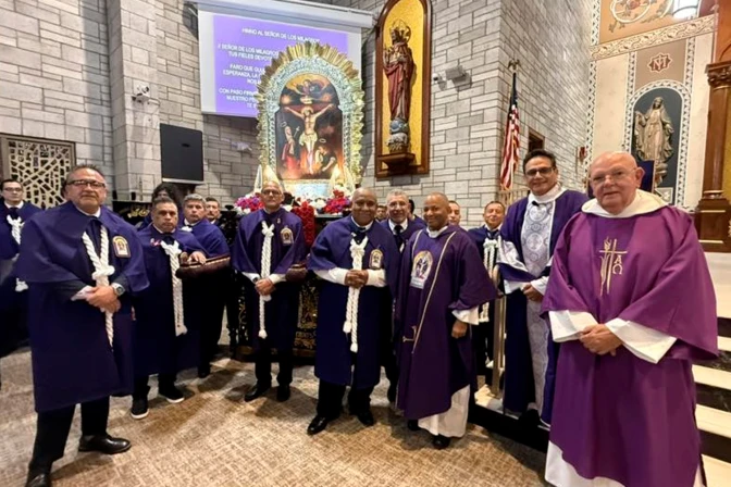 La Hermandad del Señor de los Milagros con la imagen en la iglesia Santa Juliana.