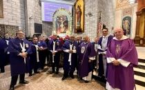 La Hermandad del Señor de los Milagros con la imagen en la iglesia Santa Juliana.