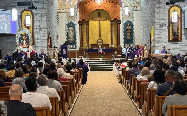 Misa por el Señor de los Milagros en la parroquia Santa Juliana en Palm Beach. Crédito: Pastoral Hispana de Palm Beach.