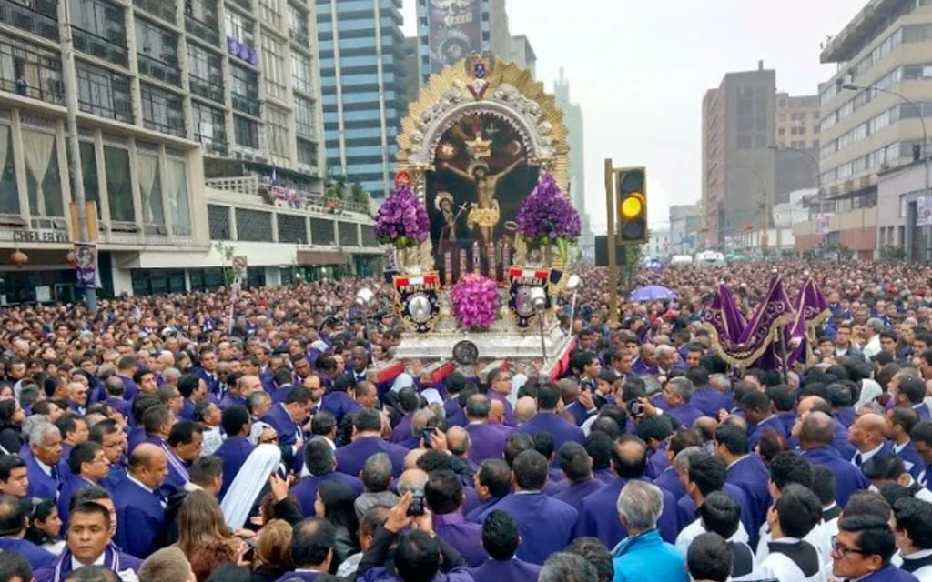 Procesión del Señor de los Milagros en Lima, Perú.?w=200&h=150