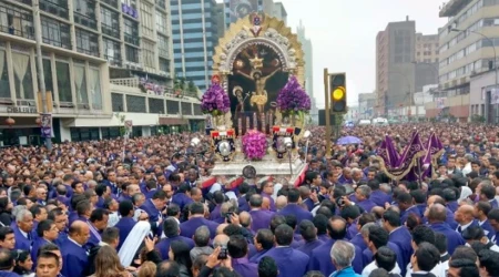 Procesión del Señor de los Milagros en Lima, Perú.