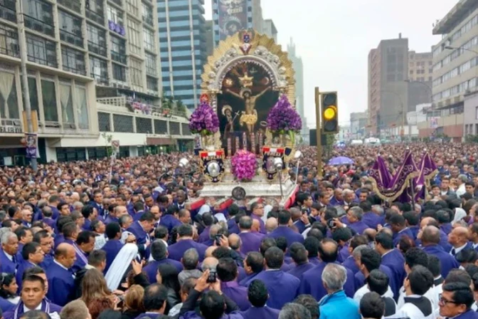 Procesión del Señor de los Milagros en Lima, Perú.