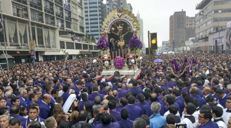 La procesión del Señor de los Milagros en el centro histórico de Lima 29102024