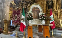 El anda del Señor de los Milagros ya se encuentra en el Altar del Perdón, en la Catedral Metropolitana de México.