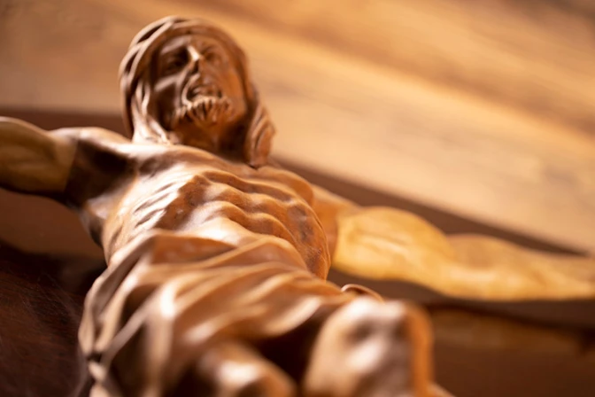 Sacerdote responde a youtuber que cuestionó el sentido cristiano del sufrimiento