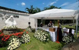 En la Diócesis de Daule (Ecuador) fueron sepultados los restos de 12 bebés que fueron víctimas del aborto. Crédito: Cortesía Armada Blanca.
