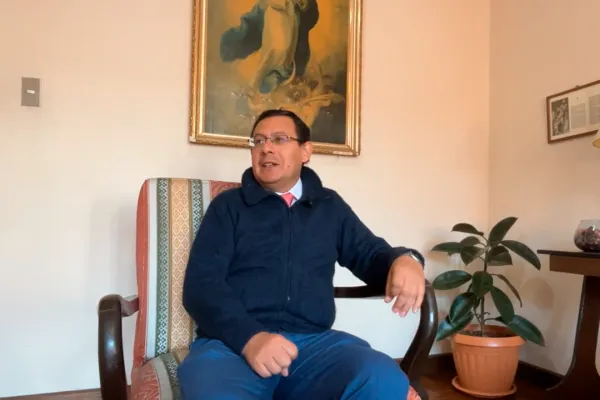 El P. Sergio Montes, encargado de comunicaciones de los Jesuitas en Bolivia, durante una entrevista con ACI Prensa en La Paz. Crédito: ACI Prensa.