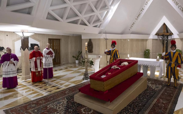 El cuerpo del Papa Francisco yace en capilla ardiente en la capilla de la Domus Sanctae Marthae, en el Vaticano, rodeado de guardias suizos, cardenales y funcionarios vaticanos que presentan sus respetos antes de su traslado a la Basílica de San Pedro para la veneración pública, el lunes 21 de abril de 2025. Crédito: Vatican Media.