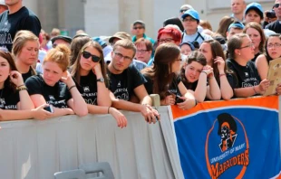 Un grupo de ju00f3venes presentes en la audiencia general de hoy en la Plaza de San Pedro. Foto Petrik Bohumil / ACI Prensa 