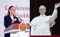 Conferencia de prensa / El Papa León XIV saluda a una multitud
