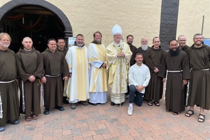 El actor Shia LaBeouf fue confirmado el 31 de diciembre de 2023 por el Obispo Robert Barron.?w=200&h=150