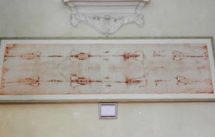 Una copia del Santo Sudario se exhibe en la sacristía de la Iglesia de San Lorenzo en Turín, Italia. Crédito: Geobia, CC BY-SA 4.0, vía Wikimedia Commons.