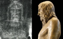 De izquierda a derecha: Fotografía en negativo de la imagen frontal del hombre de la sábana. Vista lateral de la escultura “La Señal”, que representa al hombre de la sábana.