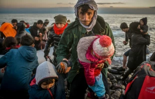 Refugiados y migrantes llegan a la isla griega de Lesbos después de cruzar en un bote el mar Egeo desde Turquía, en marzo de 2020. Crédito: Ververidis Vasilis / Shutterstock.com.