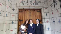 Noemí Saínz (izquierda), Esmeralda Domínguez (centro) y Sor Blanca Alonso (derecha) en el convento de las Siervas de Jesús de la Caridad de Madrid (España). Foto: ACI Prensa. 