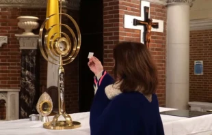 Adoración ante el Signo Eucarístico en Buenos Aires Crédito: Captura de pantalla/Canal de YouTube de la Parroquia Santa María