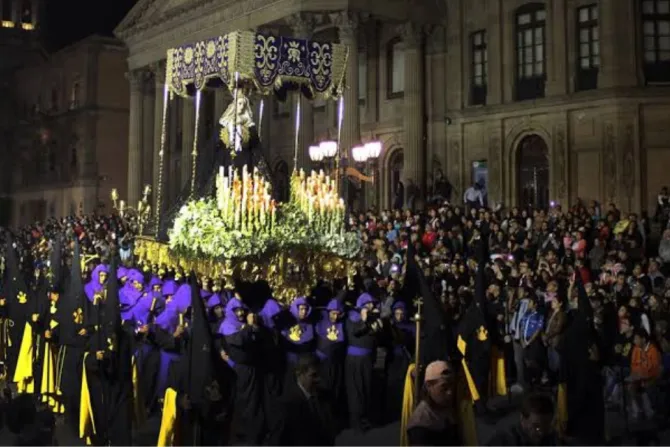 Con procesiones, penitencias y coloridas alfombras: Así vive México la Semana Santa