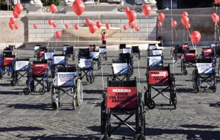 Las sillas de ruedas durante el flashmob con un título directo e inquietante: “Non mi uccidere” (“No me mates”) Crédito: Cortesía ProVita & Famiglia