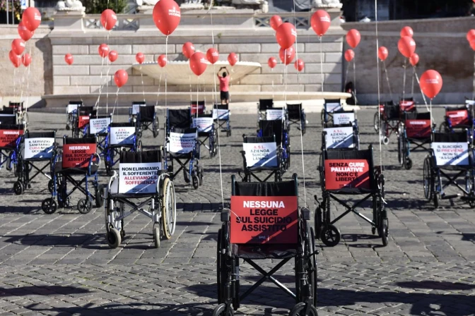 Las sillas del flashmob con un título directo e inquietante: “Non mi uccidere” (“No me mates”).