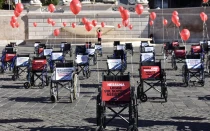 Las sillas de ruedas durante el flashmob con un título directo e inquietante: “Non mi uccidere” (“No me mates”)