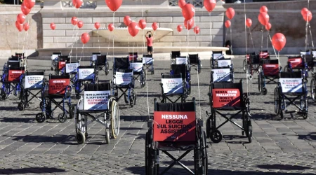 Las sillas del flashmob con un título directo e inquietante: “Non mi uccidere” (“No me mates”).