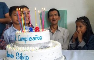 Silvio Alvarado junto a su esposa Paulina y sus dos hijos. Crédito: Cortesía de Silvio Alvarado y Paulina Oña