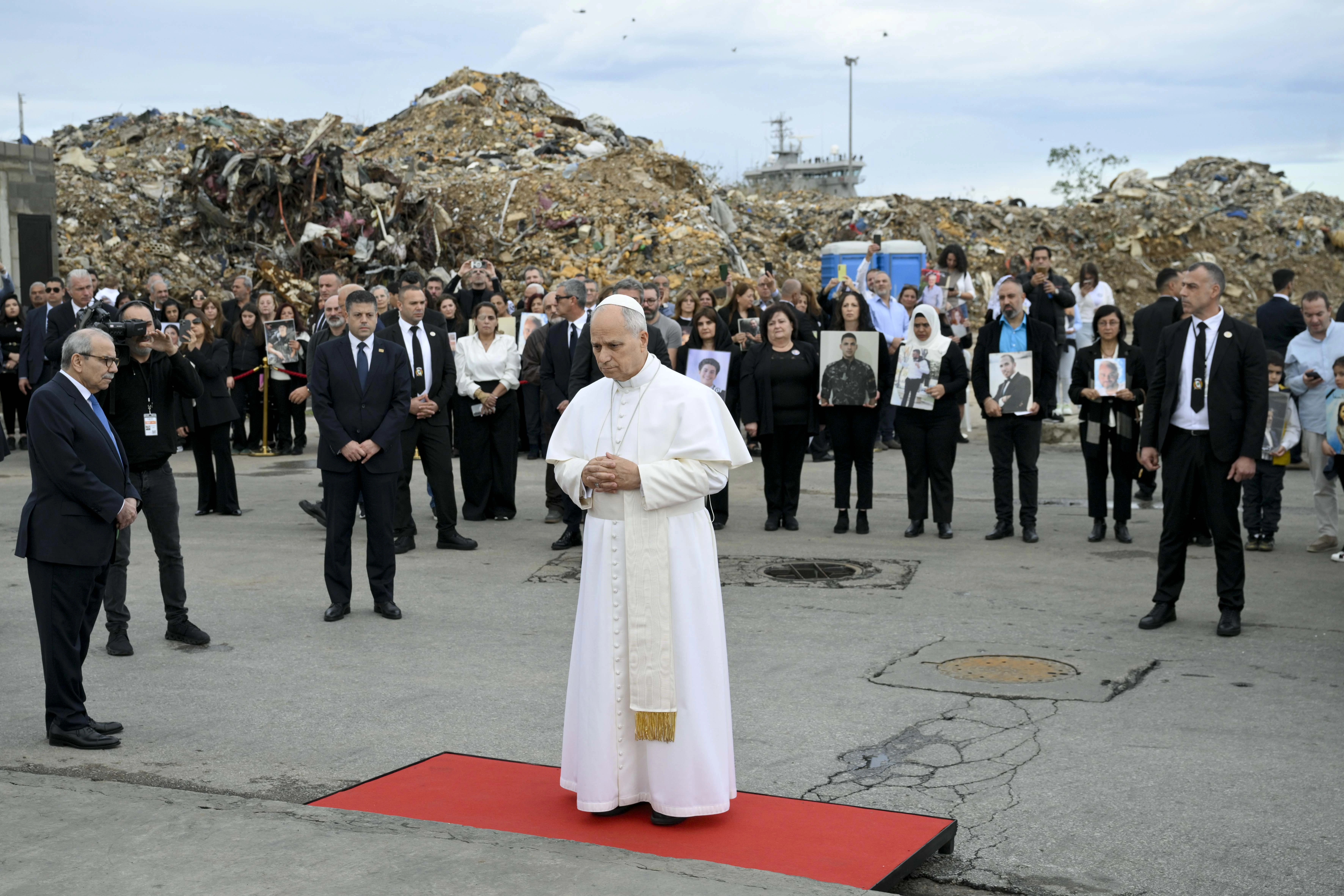 El Papa reza con los familiares de las víctimas de la terrible explosión de 2020. Crédito: Vatican Media