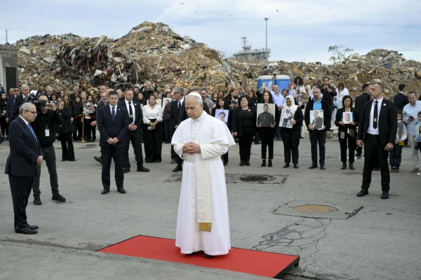 El Papa reza con los familiares de las víctimas de la terrible explosión de 2020. Crédito: Vatican Media