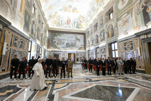 El Papa llega a la audiencia con los campeones de Italia. Crédito: Vatican Media