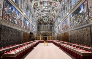 A pocas horas de que comience el cónclave, el Vaticano ha difundido imágenes de la Capilla Sixtina, donde ya está todo preparado Crédito: Vatican Media