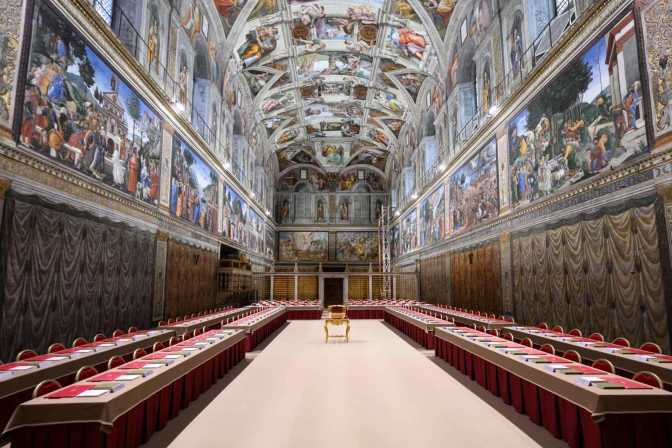 A pocas horas de que comience el cónclave, el Vaticano ha difundido imágenes de la Capilla Sixtina, donde ya está todo preparado