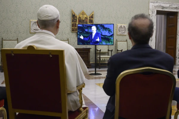 Benigni presenta al Santo Padre algunos de los extractos de su monólogo Pietro, un uomo nel vento. Crédito: Vatican Media