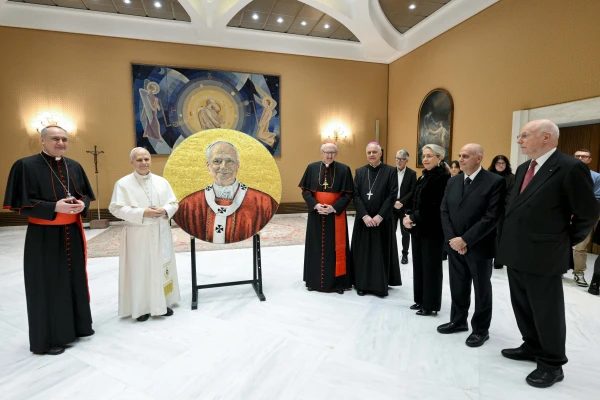 El mosaico será colocado en el espacio junto al retrato del Papa Francisco. Crédito: Vatican Media