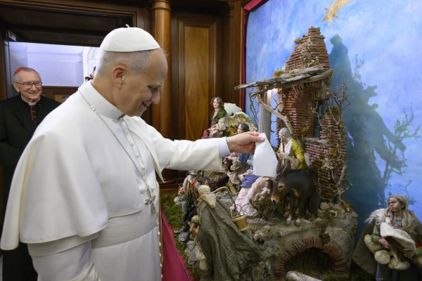 El Papa descubrió el velo colocado sobre la imagen del Niño Jesús en un gesto con un profundo significado devocional en Italia. Crédito: Vatican Media