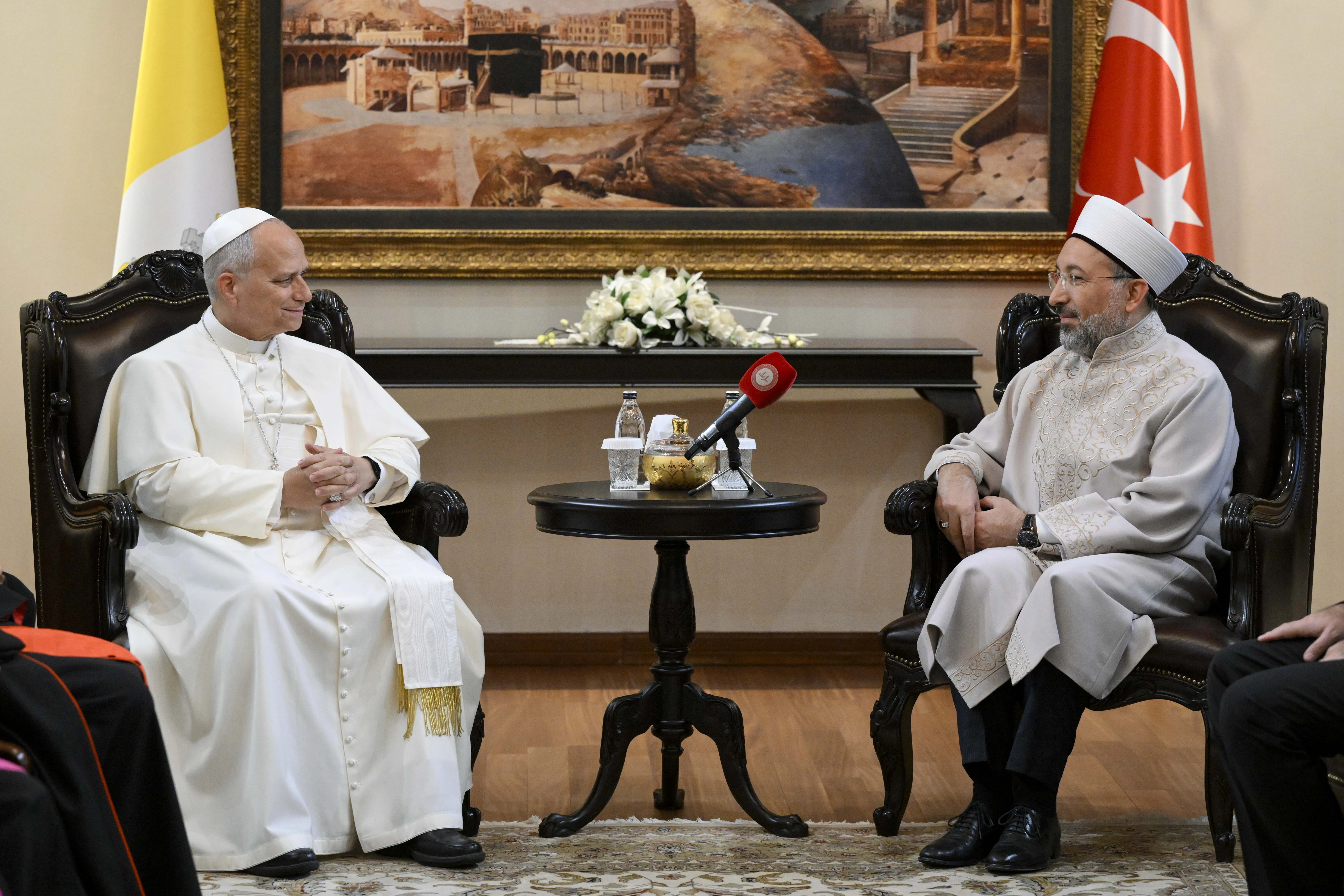 El Papa con Safi Arpaguş, presidente de Asuntos Religiosos de Turquía. Crédito: Vatican Media