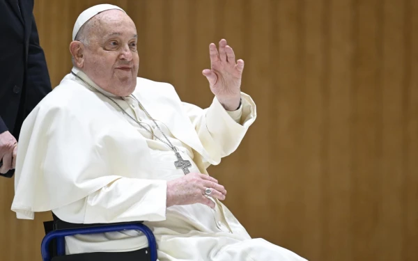 El Papa Francisco saluda a los peregrinos durante la audiencia general en el Vaticano, el miércoles 12 de febrero de 2025. Crédito: Vatican Media.