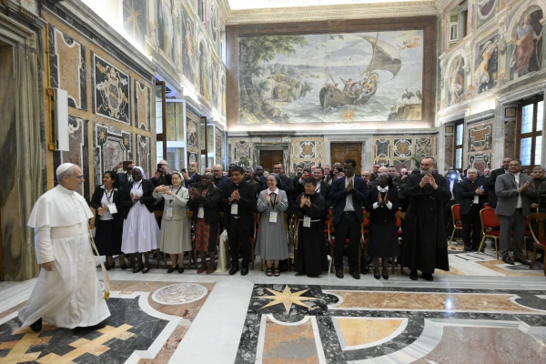 León XIV llega a la audiencia con las OMP en el Palacio Apostólico. Crédito: Vatican Media