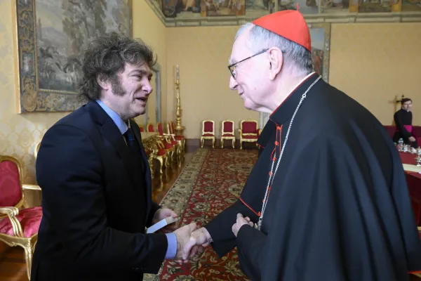 Javier Milei con el Cardenal Pietro Parolin. Crédito: Vatican Media