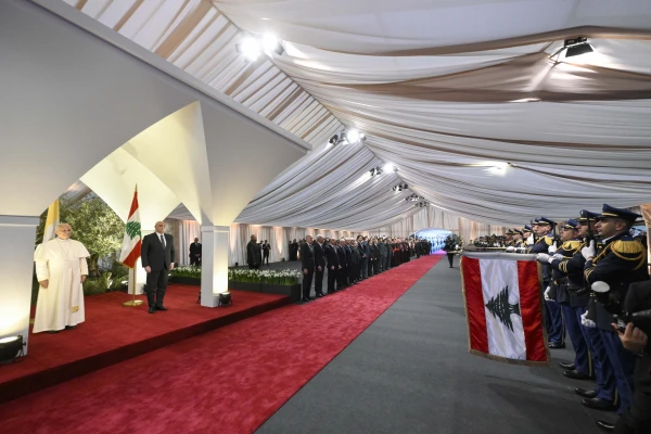 El Papa, en la recepción en el aeropuerto. Crédito: Vatican Media
