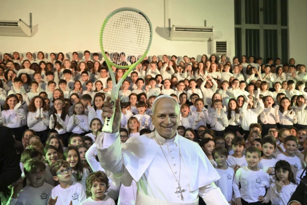 Los niños de la escuela regalan al Papa una raqueta de tenis. Crédito: Vatican Media