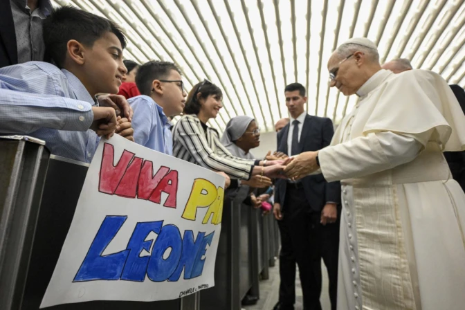 Papa León XIV se reúne con empleados de la Santa Sede